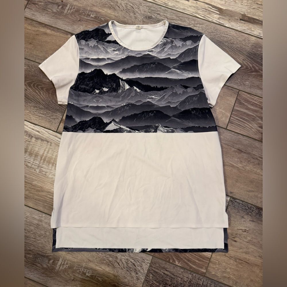 Lululemon Misty Mountain Snapshot Tee size 6